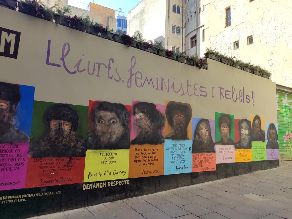 Guillem Fabo (@guillemfabo) on Twitter photo Així es veu avui el mural del carrer de la Bòria. Des del bar que hi ha al costat expliquen que ahir un grup de dones va mirar d'esborrar els nicabs amb els quals algú va vandalitzar la pintura. La tinta negra, ara difuminada, deixa veure una mica els rostres <a href="/AquiCatalunya/">Aquí Catalunya</a> Així es veu avui el mural del carrer de la Bòria. Des del bar que hi ha al costat expliquen que ahir un grup de dones va mirar d'esborrar els nicabs amb els quals algú va vandalitzar la pintura. La tinta negra, ara difuminada, deixa veure una mica els rostres <a href="/AquiCatalunya/">Aquí Catalunya</a>