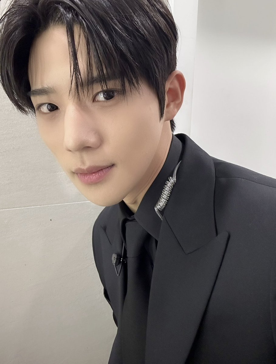 KBSMusicBank's tweet image. 오끼공주와 예금주들을 지키러 상민가드 등장 😎
카리스마 넘치는 오늘 방송 놓치지 마세요 🙃