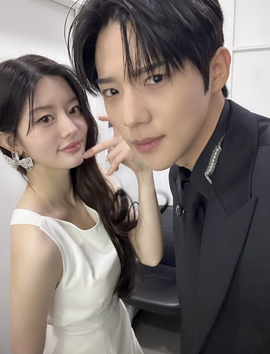 KBSMusicBank's tweet image. 오끼공주와 예금주들을 지키러 상민가드 등장 😎
카리스마 넘치는 오늘 방송 놓치지 마세요 🙃