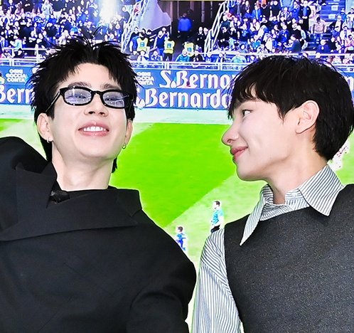 cutiemcial's tweet photo. "if you're interested would you like to watch a big screen tv with me?"
gun atthaphan, did you mean we all can watch the tv while you stare at that pretty man beside you? 🤭😳🤪
#SamsungVisionAIxOffGun #ออฟกัน https://t.co/fPXGcqzpPh