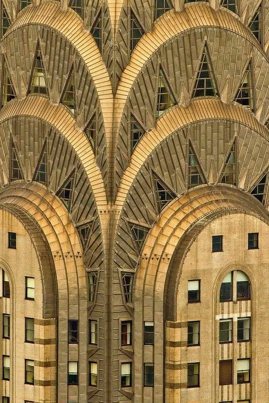 No hay edificio de oficinas más bello en el mundo. 
Finalizado en 1930, mantiene su inmenso atractivo como joya Art Déco. 
Su propietario ha contratado en exclusiva a Savills para la venta del icónico edificio Chrysler en NYC.
Qué orgullo para nuestros compañeros de Estados