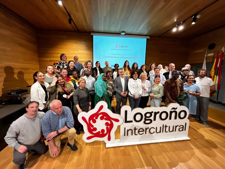 Reconocimientos <a href="/AytoLogrono/">Ayuntamiento Logroño</a> "Convivencia en la diversidad 2025":
<a href="/alea_studios/">alea studios</a>; Grado Confección y Moda <a href="/ieshnosdelhuyar/">ieshermanosdelhuyar</a>; <a href="/ImaginateAlarca/">Imagínate Frama</a>; El Perro Azul; Seila Espinosa; Mesa de la Diversidad Cultural; y Grupo ASYCAS de <a href="/unirioja/">Universidad de La Rioja</a>.
¡Felicidades y gracias por vuestro trabajo!