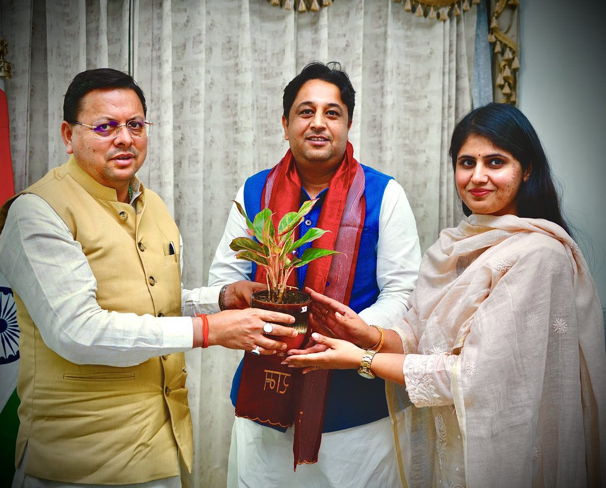 ChandanChauhanS's tweet photo. आ�� देवभूमि उत्तराखंड के मा. मुख्यमंत्री श्री Pushkar Singh Dhami जी से उनके सीएम आवास पर शिष्टाचार भेंट की | 

भेंट के दौरान मा. मुख्यमंत्री जी से उत्तर प्रदेश-उत्तराखंड के सयुंक्त विभिन्न राजनैतिक एवं कई अहम विषयों पर विस्तृत रूप से सार्थक चर्चा की |

#Dehradun #Uttarakhand https://t.co/4CspElZMnW