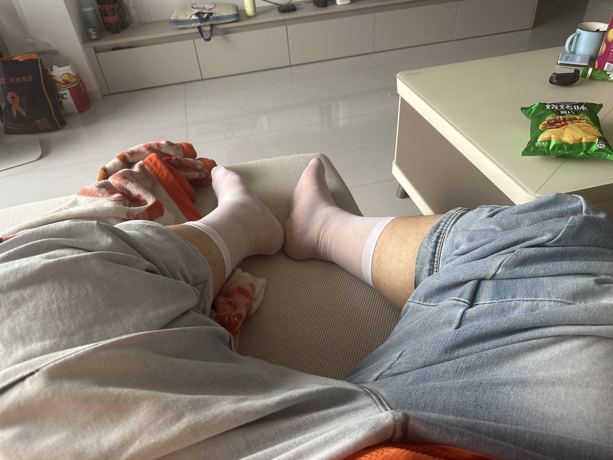 夏天穿丝袜比较凉快，就是容易脚臭！