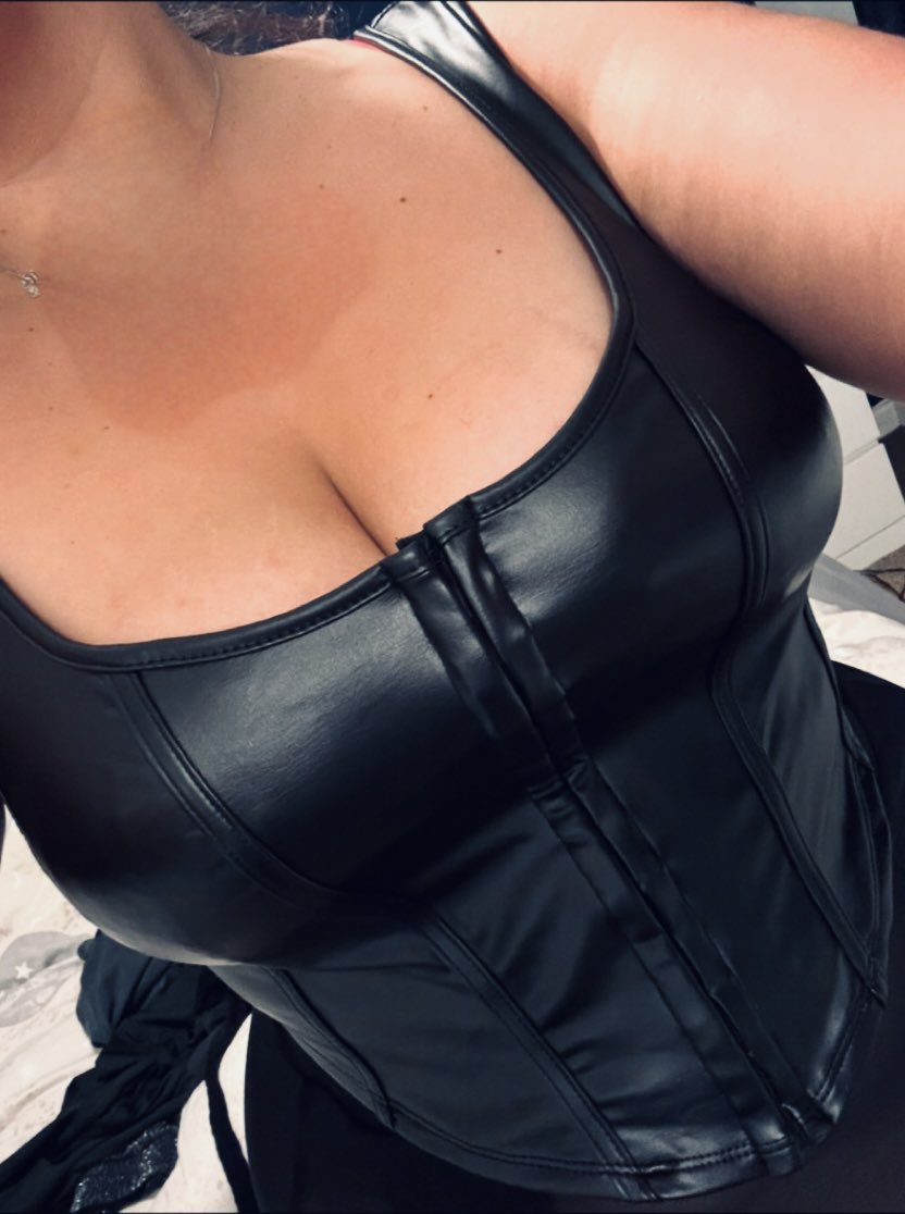 Cucks don’t cum
They clean up

You can only cum when I tell you to 💋