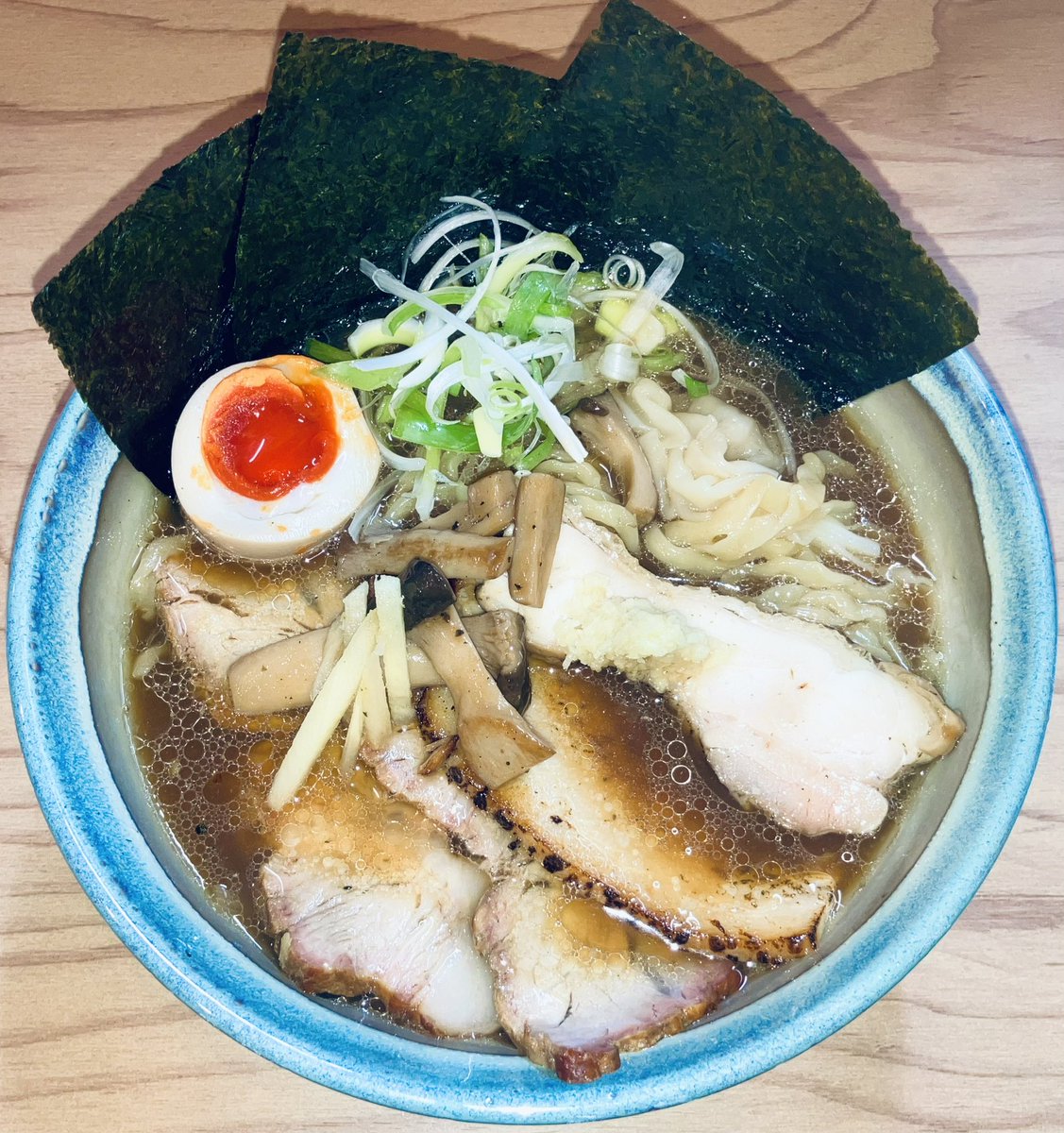 5月23日(金)は都営新宿線/船堀駅至近にある、本日開店のラーメンパーク あずーる

店主の梓 氏はイタリアンに20年間勤務ののち、近年は荻窪の某人気店のほか、数店の有名ラーメン店で働いてきた人物

特製 生姜醤油ラーメンを選択
あっさり系のカテゴリーだと思いますが、意外と濃厚で好みのラーメン