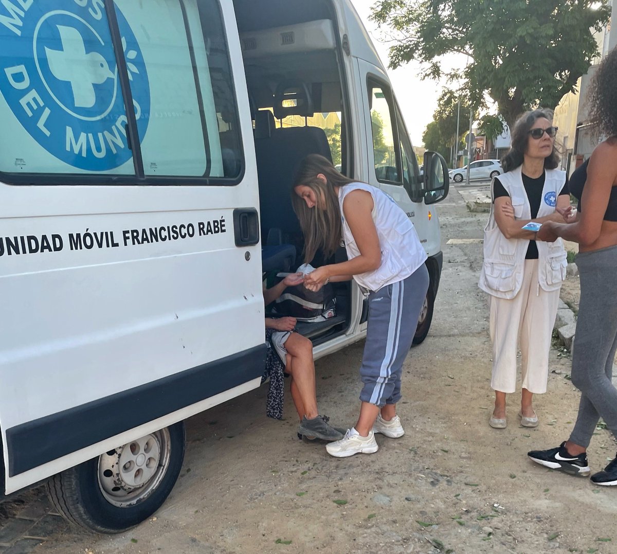 (Sevilla) Día de salida por la ciudad de Sevilla con nuestra unidad móvil, donde realizamos intervenciones educativas sobre información y prevención ITS para personas en situación de prostitución, además de realizar pruebas diagnósticas rápidas.
