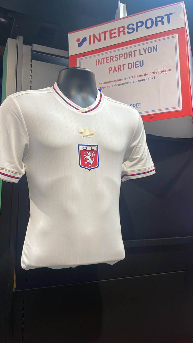 🚨 🚨 Maillot de 75 ans de l’<a href="/OL/">Olympique Lyonnais</a> disponible à Intersport Part Dieu 🤩🤩
Il reste encore une centaine de maillots pour ceux qui n’ont pas pu en acheter un encore 👌
Maillot sans sponsor à 99,99€