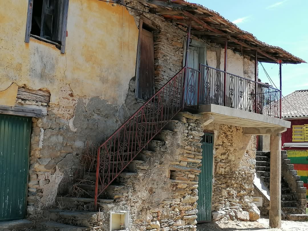 skymanuelima's tweet photo. Podence É 1 antiga freguesia portuguesa do município de #Macedo_de_Cavaleiros, muito conhecida pelo seu “#Entrudo_Chocalheiro”, em q os #Caretos de #Podence, figuras tradicionais da aldeia, saem às ruas durante a festa dos rapazes em Fevereiro. #visitPortugal #travelphotography https://t.co/yxsN7umk35