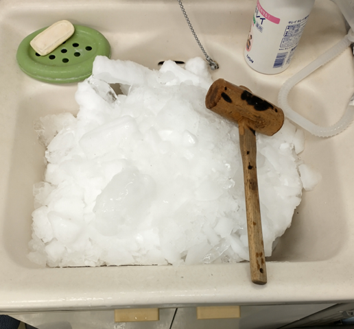 OMUseizai's tweet photo. DNAサンプルを保存している冷凍庫が頑張って地球上の水蒸気を全て氷にしようとした結果です。（要するに、冷凍庫の扉が開いていた）ちなみに、これは５段中の２段しか氷を取っていません。いやになりました。また来週！ https://t.co/iepXoPoYqw