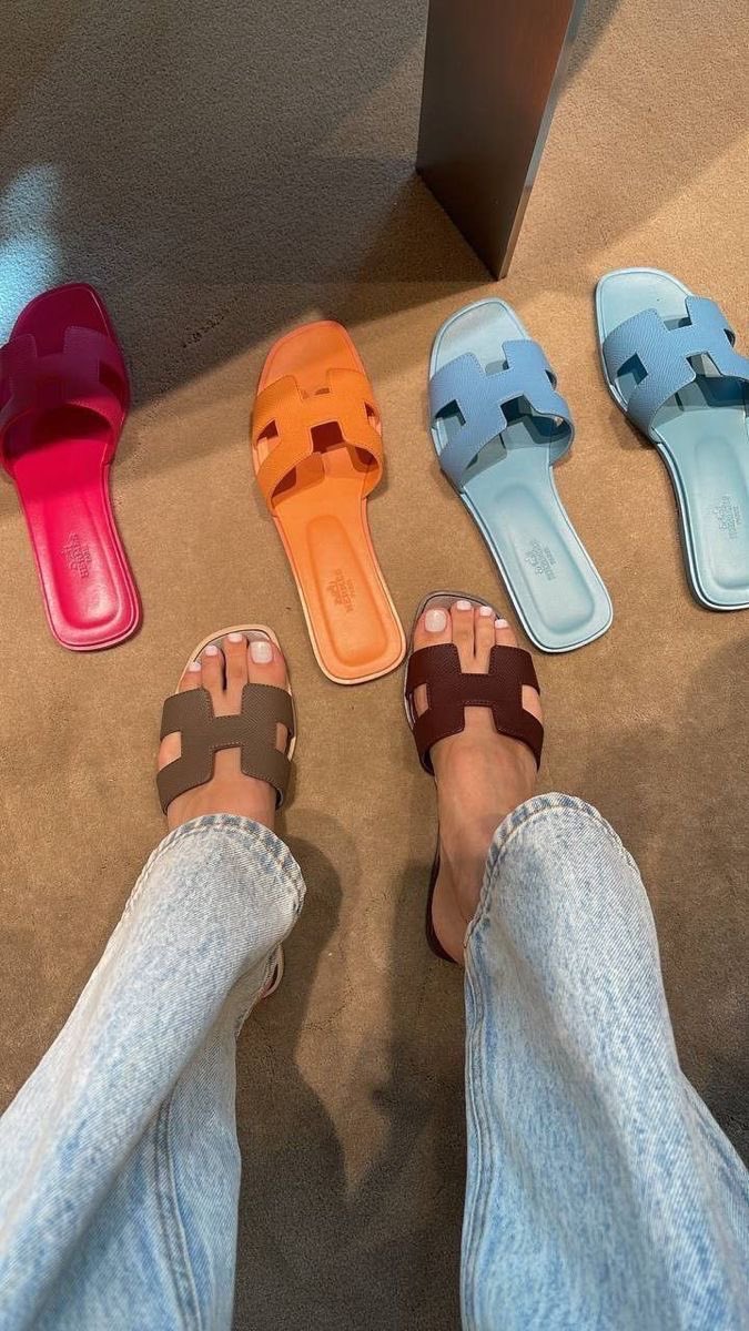 queenvibes0's tweet image. These Hermes slippers ✨