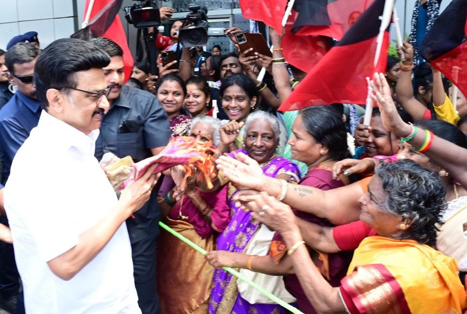 CMOTamilNadu (@cmotamilnadu) on Twitter photo புதுதில்லியில் நாளை நடைபெறவுள்ள நிதி ஆயோக் கூட்டத்தில் கலந்து கொள்வதற்காக புதுதில்லி வந்தடைந்த மாண்புமிகு முதலமைச்சர் திரு. <a href="/mkstalin/">M.K.Stalin</a> அவர்களுக்கு புதுதில்லி விமான நிலையத்தில் பொதுமக்கள் உற்சாக வரவேற்பு அளித்தனர். புதுதில்லியில் நாளை நடைபெறவுள்ள நிதி ஆயோக் கூட்டத்தில் கலந்து கொள்வதற்காக புதுதில்லி வந்தடைந்த மாண்புமிகு முதலமைச்சர் திரு. <a href="/mkstalin/">M.K.Stalin</a> அவர்களுக்கு புதுதில்லி விமான நிலையத்தில் பொதுமக்கள் உற்சாக வரவேற்பு அளித்தனர்.