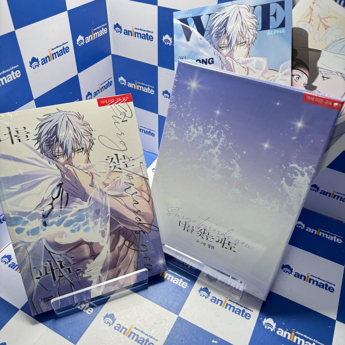 【입고소식📕/#BL】

페로몬에 향이 없는 피겨⛸ 스타🌟 단이림과
오메가 향을 견디지 못하는 🌊수영 선수🏊️ 염청호

서로 다른 상처를 안고 살아온 두 사람👥은
예상치 못한 만남을 통해 변화한다‼️

운명처럼 서로에게 스며들어🤝
깊어지는 감정을 그려내는데...⁉️

#너를_찾는_파도 2권