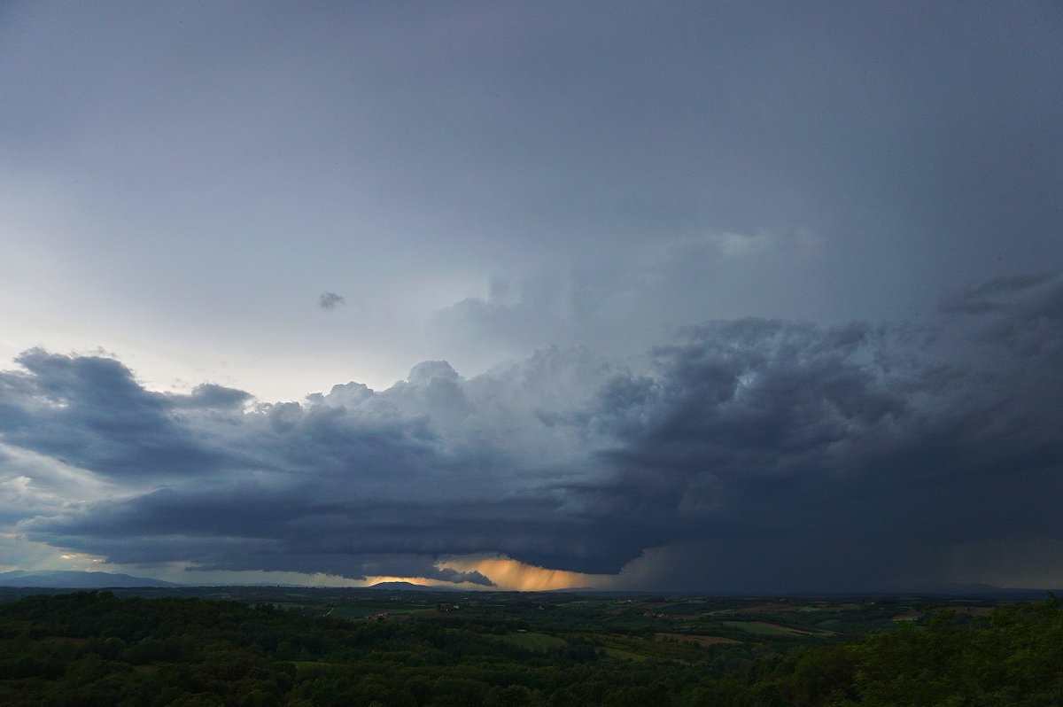 nevremeteam's tweet image. A rare sight: two intense supercells tracked just kilometers apart across central Serbia, 21.05.25