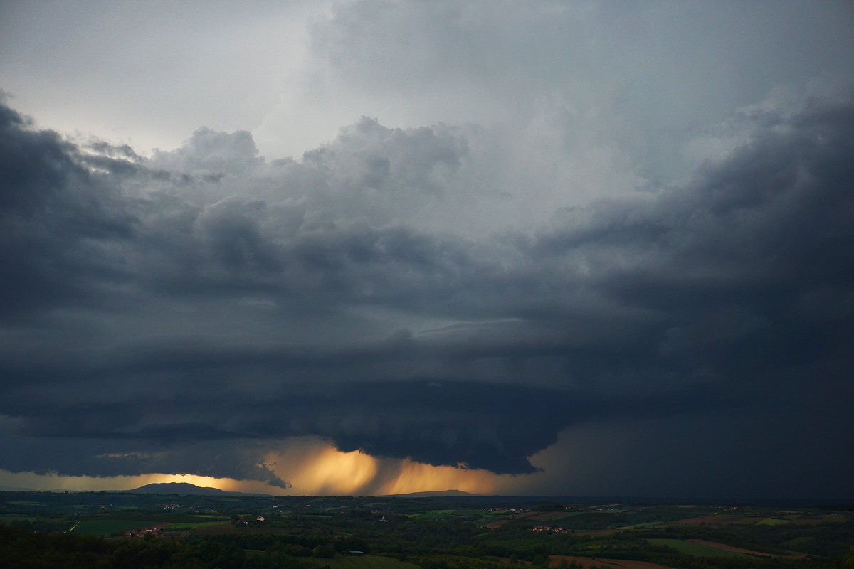 nevremeteam's tweet image. A rare sight: two intense supercells tracked just kilometers apart across central Serbia, 21.05.25