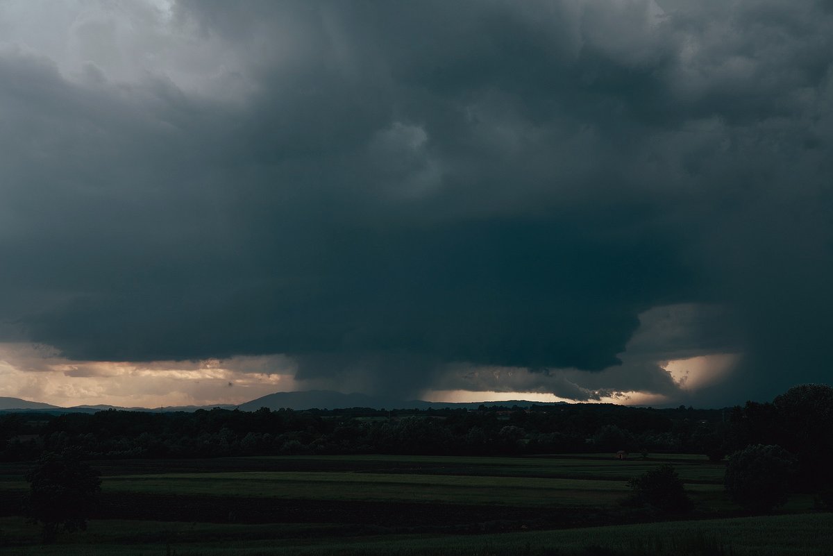 nevremeteam's tweet image. A rare sight: two intense supercells tracked just kilometers apart across central Serbia, 21.05.25