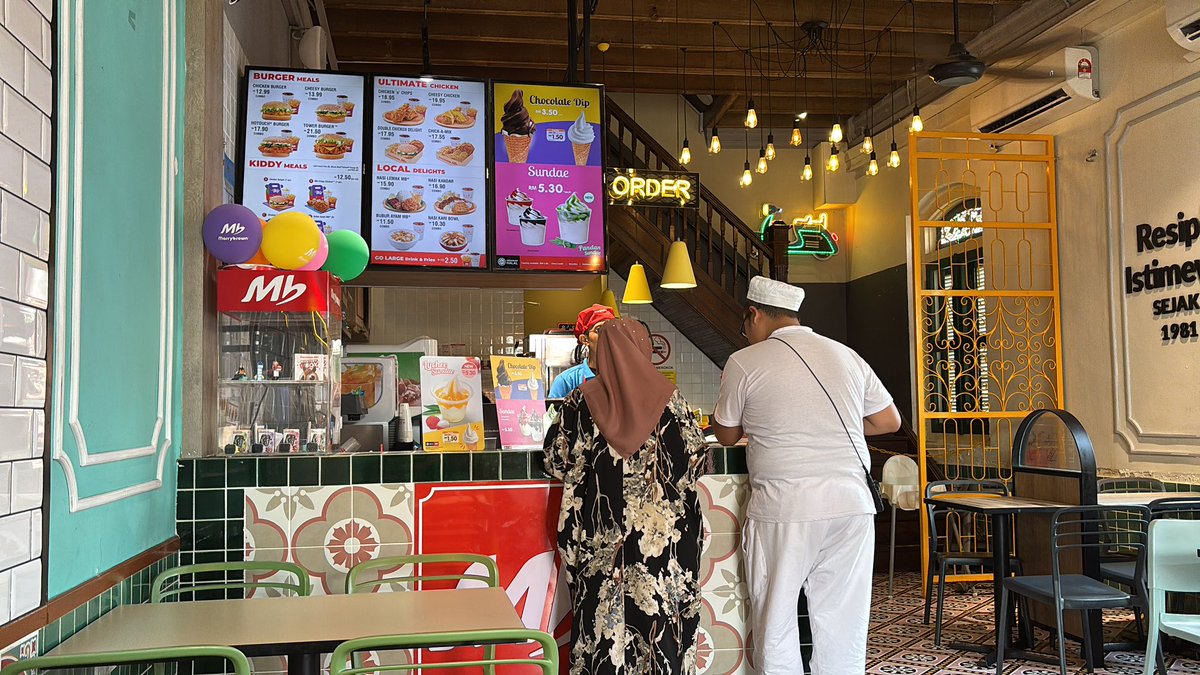 来到了新山老街红屋泡茶下