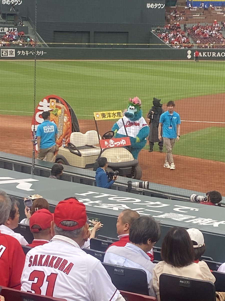 ShibaShiba1110's tweet photo. スラィリーがスタッフの車強奪してドライブデートしてる笑 https://t.co/1cCJWkQyyS