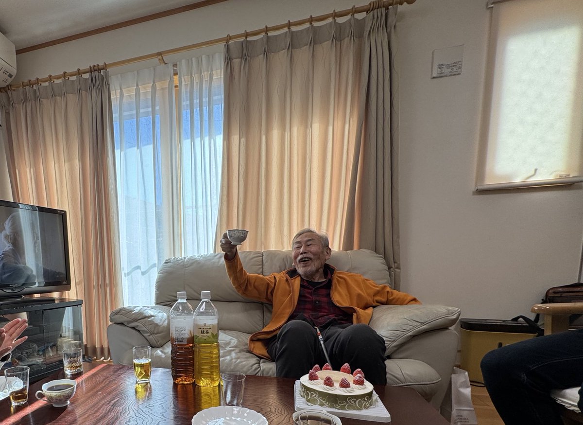 じいちゃんが風呂から出たあと着替えてそのまま眠るように亡くなった
孫だからと遊ぶ土地も車の金も全部用意してくれて、最後は家まで用意してれ最高のじいちゃんだった

じいちゃんの孫で最高に幸せです
じいちゃんの会社はデカくしていくから見守ってて