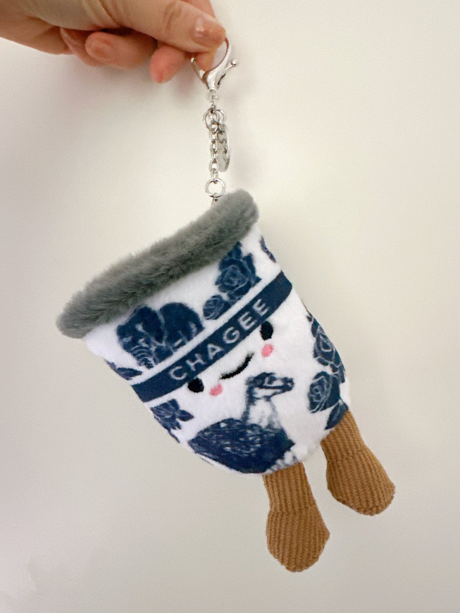 wuyonayonawu's tweet photo. 😛 only bought this chagee’s adorable plush charm because of you!🦖the same one🥳

CHAGEE GRAND OPENING WITH DAOU #CHAGEExDAOU #ต้าห์อู๋ #oueiija #DAOU
@oueiija https://t.co/ZLTo9FDPV2