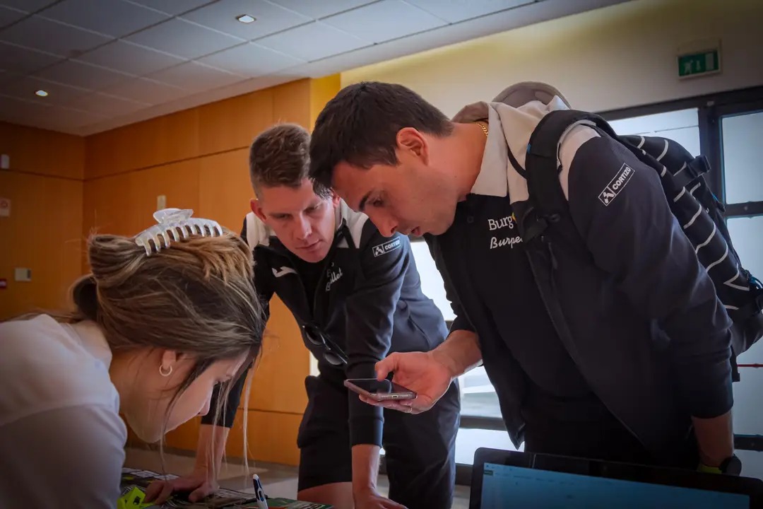 #GPBeiras 🇵🇹

👋🏻 <a href="/Jesusezquerra/">Jesús Ezquerra</a> y <a href="/JetseBol/">Jetse Bol</a> vuelven a Portugal, pero esta vez como directores 👨🏻‍✈️

¡Salimos hacia la primera etapa en Almeida! ☕️