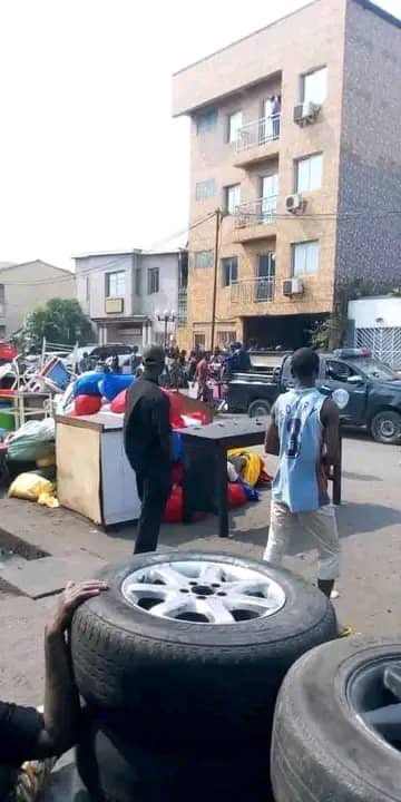 AniaGabriel2's tweet photo. 📌 SCANDALE À KINSHASA : Déguerpissement brutal sans justice ni recours!

C'était hier jeudi 22 mai dans la matinée que les locataires d’un immeuble sur l'avenue Opala dans la commune de Kasavubu ont été expulsés sans aucune notification du parquet ou du service d'habitat. https://t.co/oxhauQa9xM