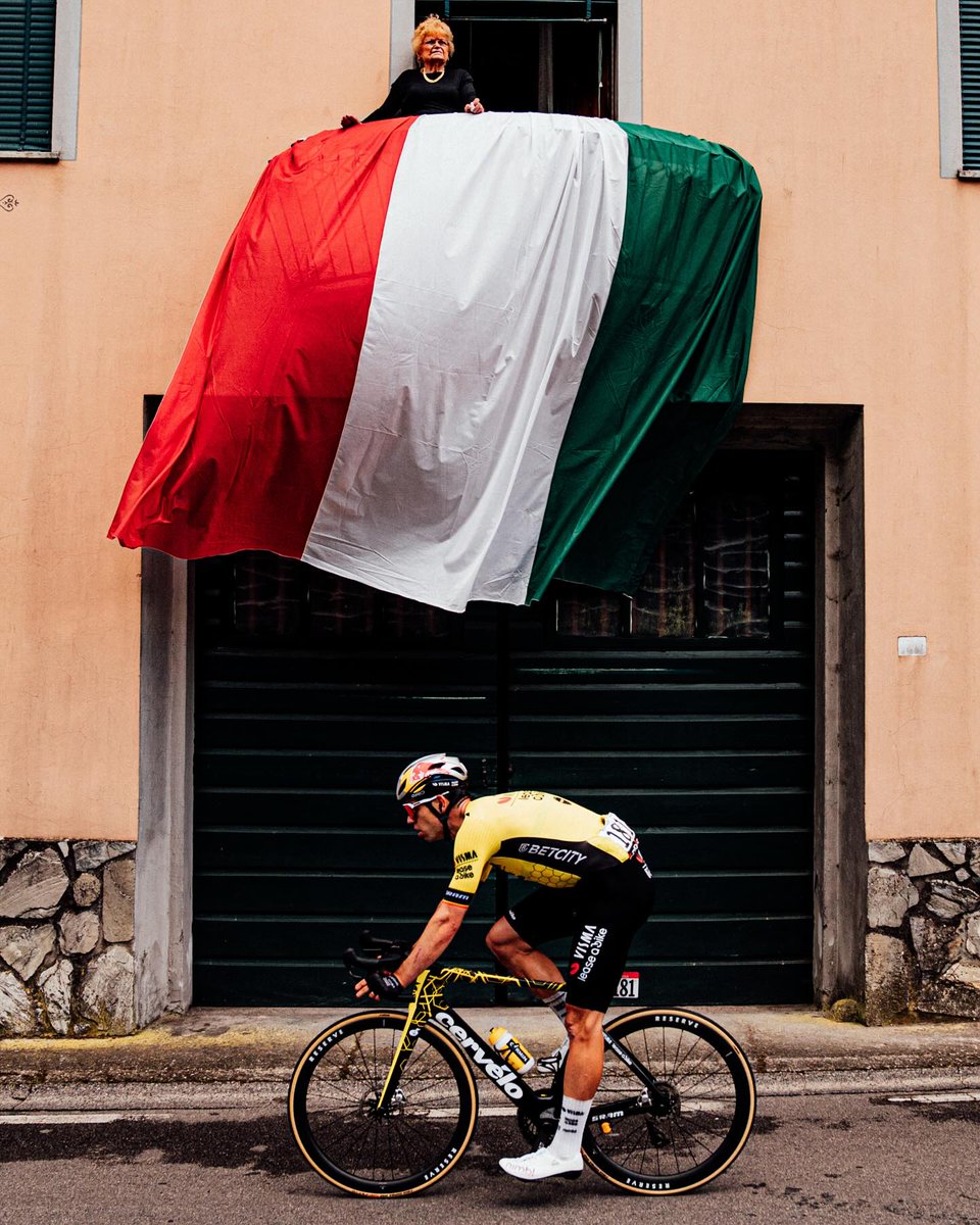 Wout van Aert è passato dal Giro 🩷

📸 Zac Williams | #Giro108