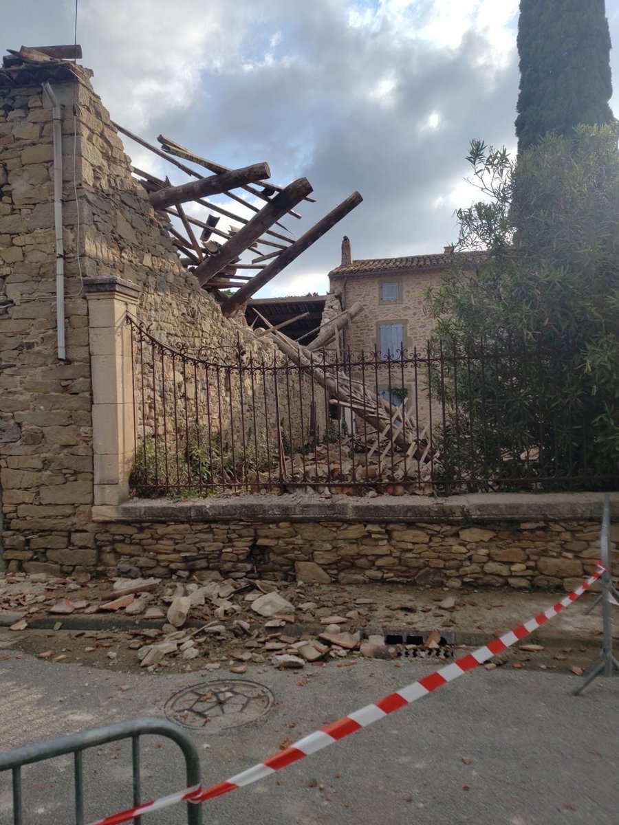 #Intervention|| FÉLINES MINERVOIS Nous intervenons avec l’Unité de Sauvetage Appui &amp; Recherche #USAR pour une remise agricole qui s’est effondrée Une partie menace de tomber sur la RD qui traverse le village Autorité municipale &amp; agents des routes  également engagés #InfoFlash
