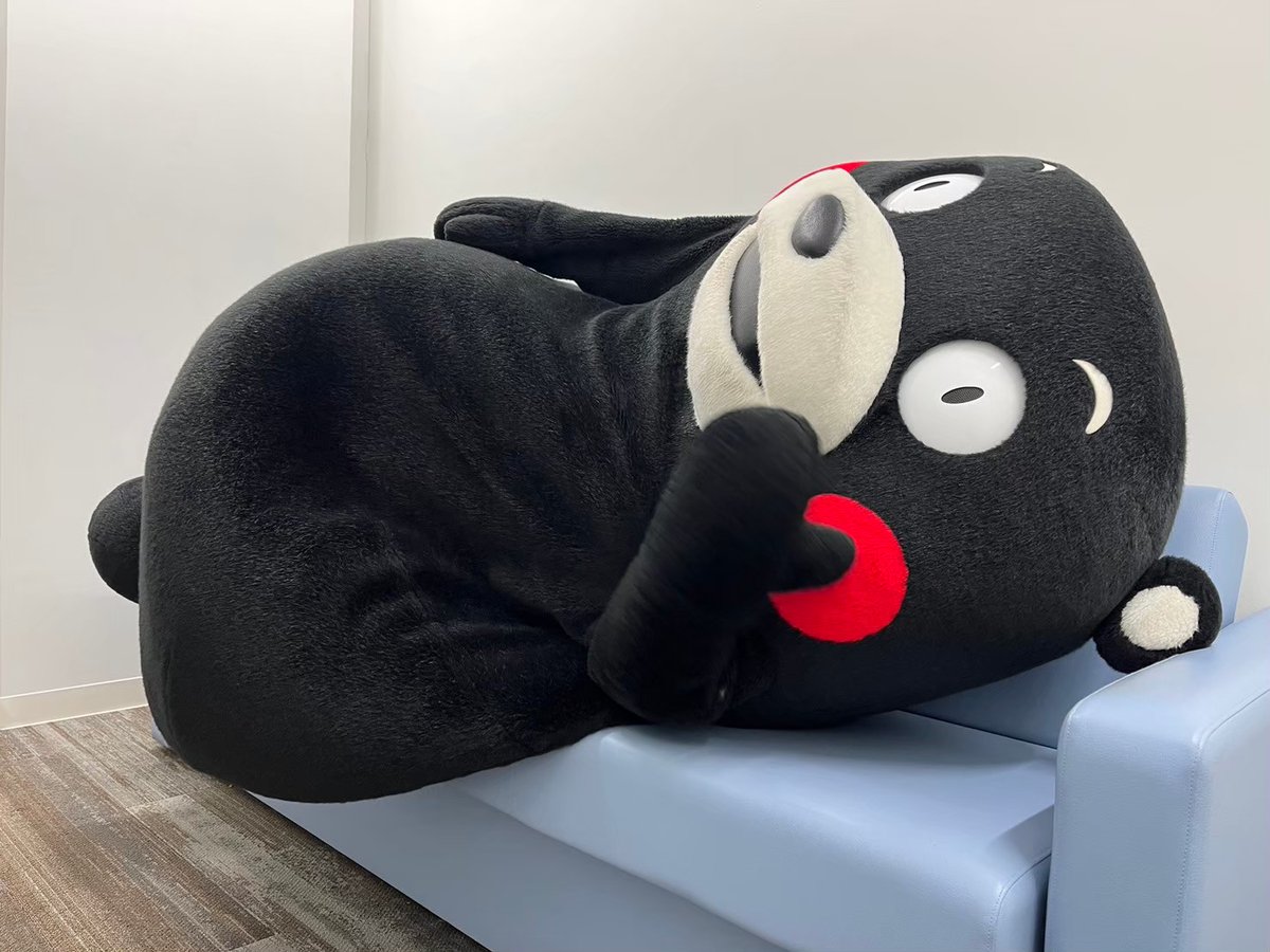 KumamonStaff's tweet image. 週末の出動に向け、パワーチャージ中のくまモン!
休憩ではなく、週末のステージの内容を考え中とのことです☆
ただの休憩ではなかったんですね、部長!