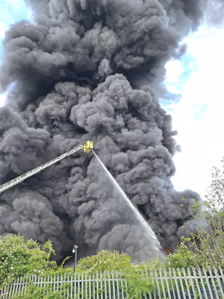 northantsfire's tweet image. We're currently dealing with a large fire at a recycling warehouse on Sanders Lodge Ind Est in Rushden.
Crews were called shortly before 6.30am. On arrival found a fire involving a large quantity of plastic at the premises. Building was evacuated prior to our arrival.
1/3>>