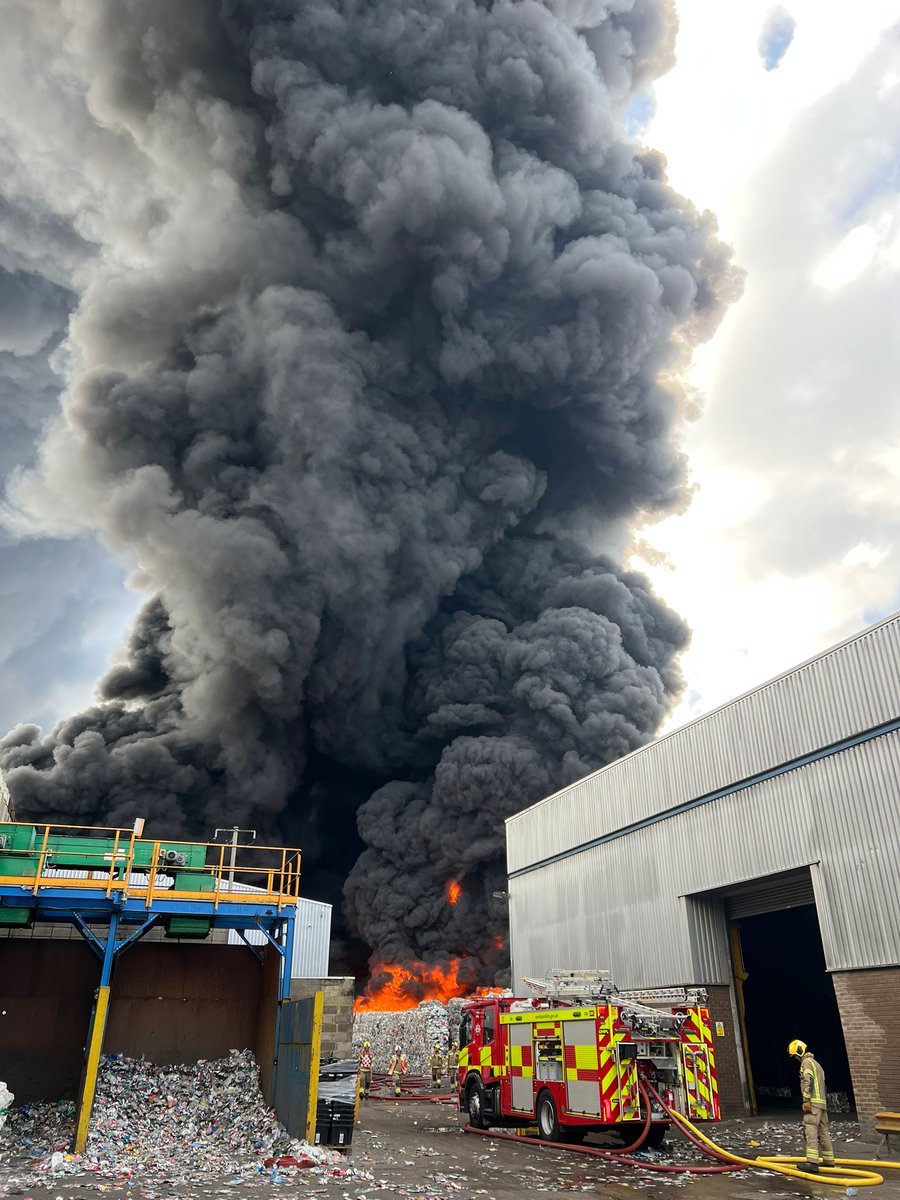 northantsfire's tweet image. We're currently dealing with a large fire at a recycling warehouse on Sanders Lodge Ind Est in Rushden.
Crews were called shortly before 6.30am. On arrival found a fire involving a large quantity of plastic at the premises. Building was evacuated prior to our arrival.
1/3>>