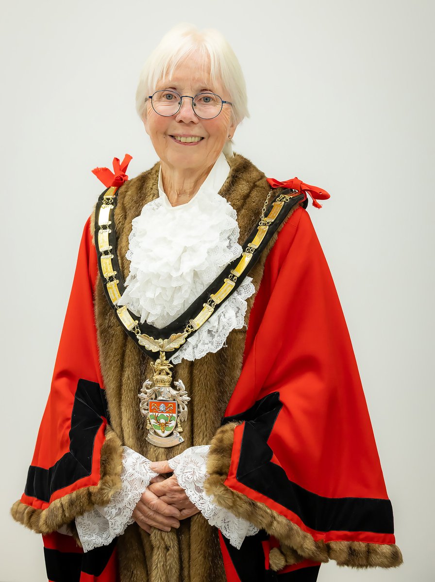 At last night’s council meeting, Cllr Carol Jewell was elected as Wokingham Borough Mayor 2025-2026 with Cllr Rob Comber as Deputy Mayor.  The Mayor is officially the ‘first citizen’ of the borough, representing the council and the people of the borough.
 📷Stewart Turkington