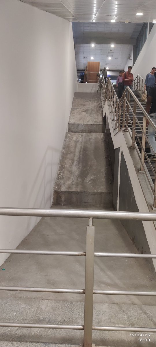 floydified's tweet photo. Pilfer an escalator from the #CubbonParkMetroStation but charge for toilet use? Are you kidding me @OfficialBMRCL ? Rs.5 for women and Rs.2 for men- #patriarchy #pinkTax - absolutely despicable! https://t.co/EYNtepGkgY