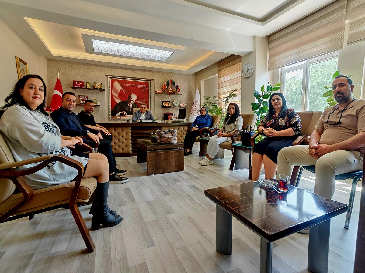 Gaziantep Özel Anaokulları ve Okul Öncesi Eğitim Derneği (GAÖNDER) Başkanı Sn. Yasin Özkanat, Başkan Yrd. Sn. Ali Arslan ve yönetim kurulu üyeleri, İlçe Millî Eğitim Müdürümüz Sn. Mehmet Ali Tiryakioğlu’nu makamında ziyaret etti.

Ziyarette, ilçemiz özel anaokullarında yapılacak