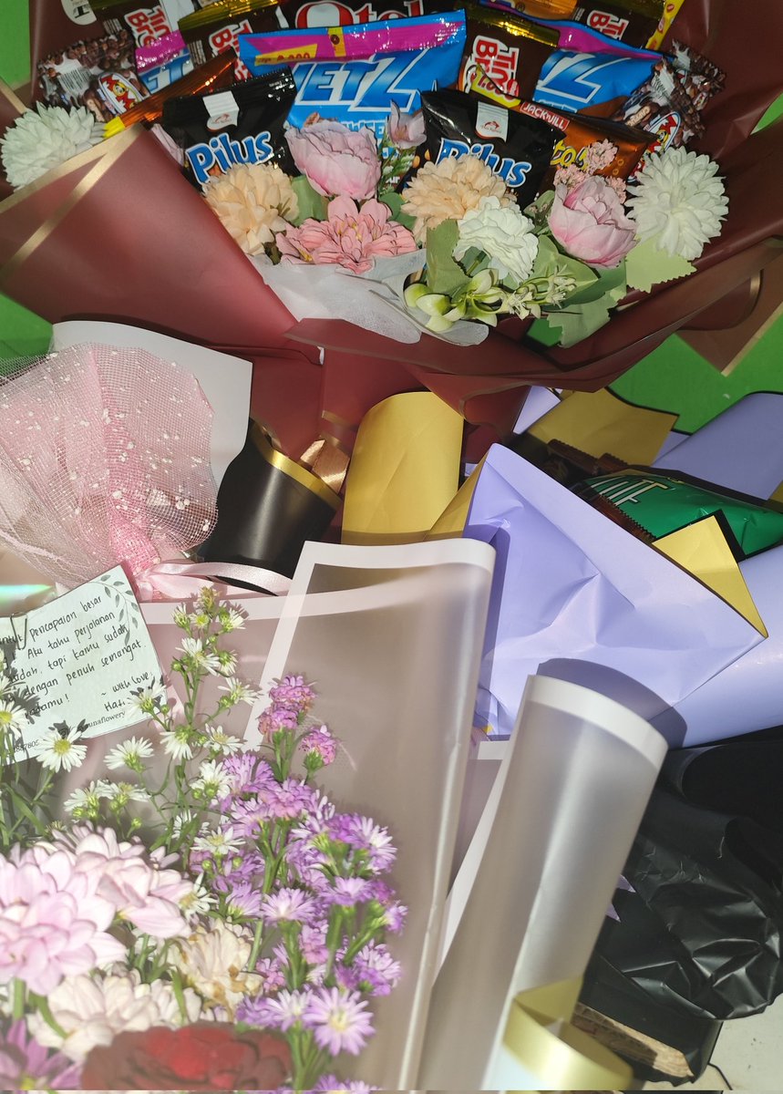 Chamatchaaa_'s tweet photo. Minggu ini dipenuhin sm fresh flower💗🌷 https://t.co/AqnhQfvSHp