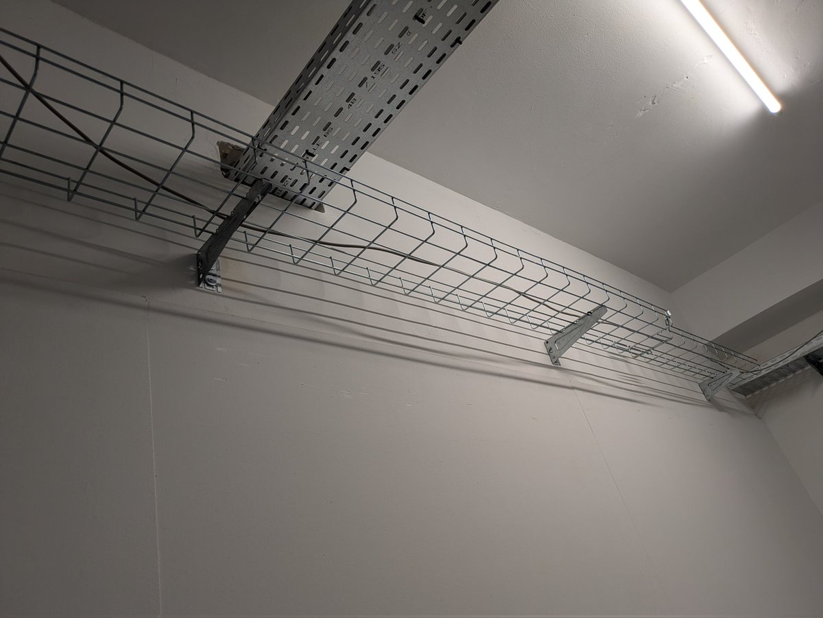 Pour terminer la semaine suite du placo de la salle de préparation et pose du chemin de câble courant faible de la salle TDBT.

#Datacenter #RG2 #Association