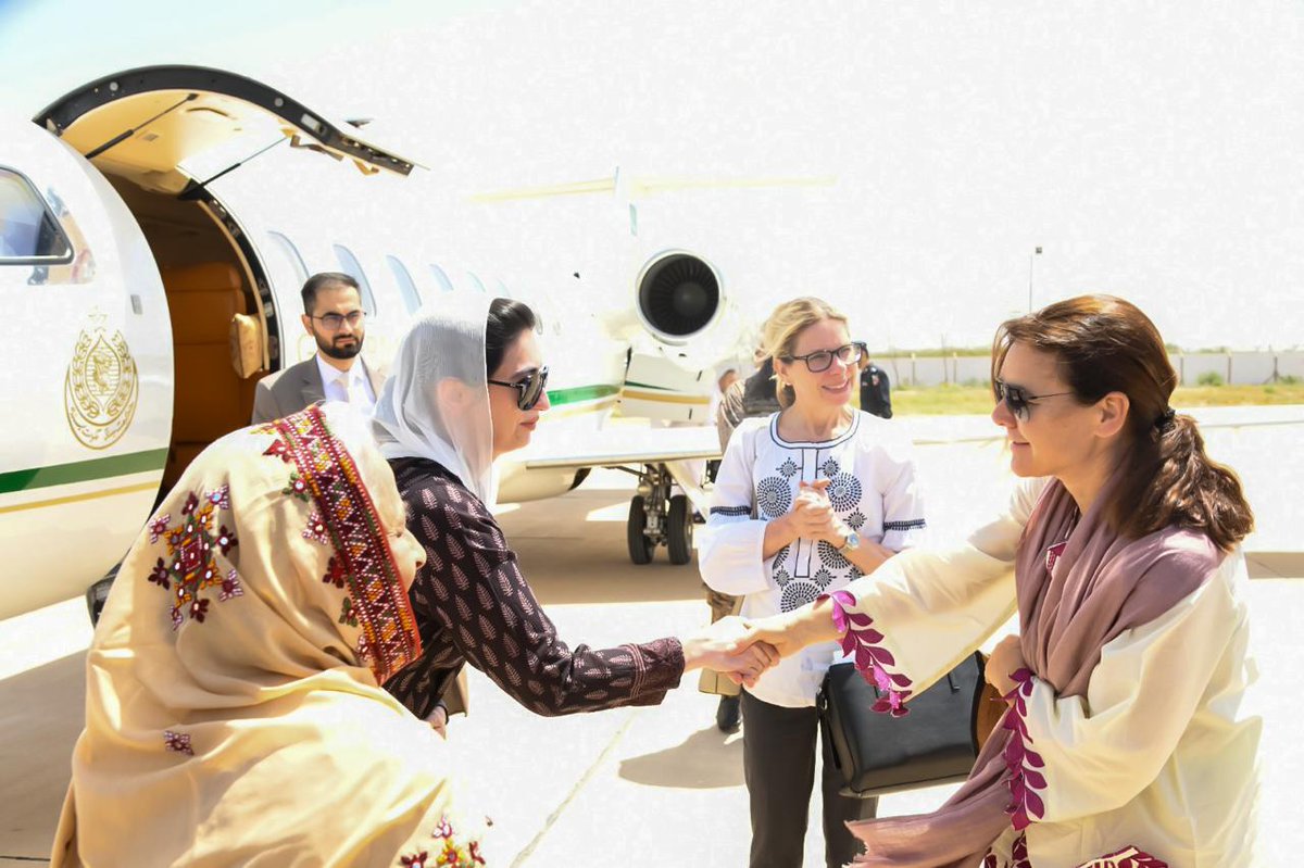 BehramKhanSoho's tweet image. First Lady of Pakistan, @AseefaBZ and Sindh Health Minister @AzraPechuho receiving Anna Bjerde, Managing Director of the World Bank and her delegation at Nawabshah Airport, on their visit to flood resilient housing built under the Sindh People’s Housing..