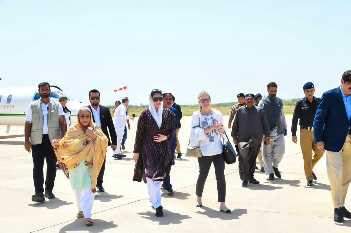 BehramKhanSoho's tweet image. First Lady of Pakistan, @AseefaBZ and Sindh Health Minister @AzraPechuho receiving Anna Bjerde, Managing Director of the World Bank and her delegation at Nawabshah Airport, on their visit to flood resilient housing built under the Sindh People’s Housing..