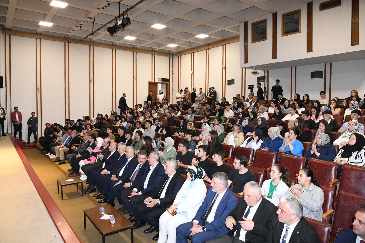 ahmetmgenc's tweet photo. Gençlik Meclisimizin düzenlediği “Gençlik Akademileri kapsamında, önceki dönem Adalet Bakanımız ve AK Parti Grup Başkan Vekilimiz Sn. Abdulhamit Gül’ün katılımlarıyla gerçekleşen Hukuk Akademisi programımızda gençlerle buluştuk… https://t.co/aLyuBslBdK