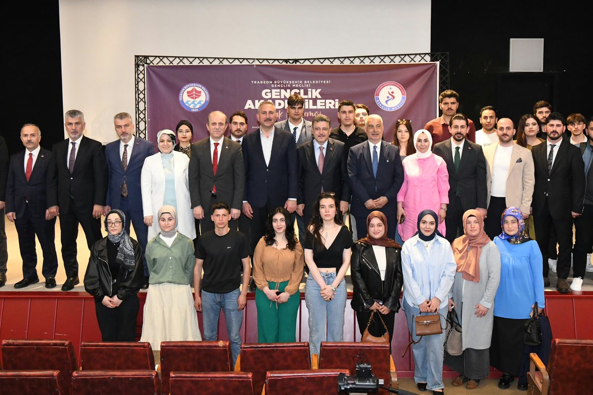 ahmetmgenc's tweet photo. Gençlik Meclisimizin düzenlediği “Gençlik Akademileri kapsamında, önceki dönem Adalet Bakanımız ve AK Parti Grup Başkan Vekilimiz Sn. Abdulhamit Gül’ün katılımlarıyla gerçekleşen Hukuk Akademisi programımızda gençlerle buluştuk… https://t.co/aLyuBslBdK