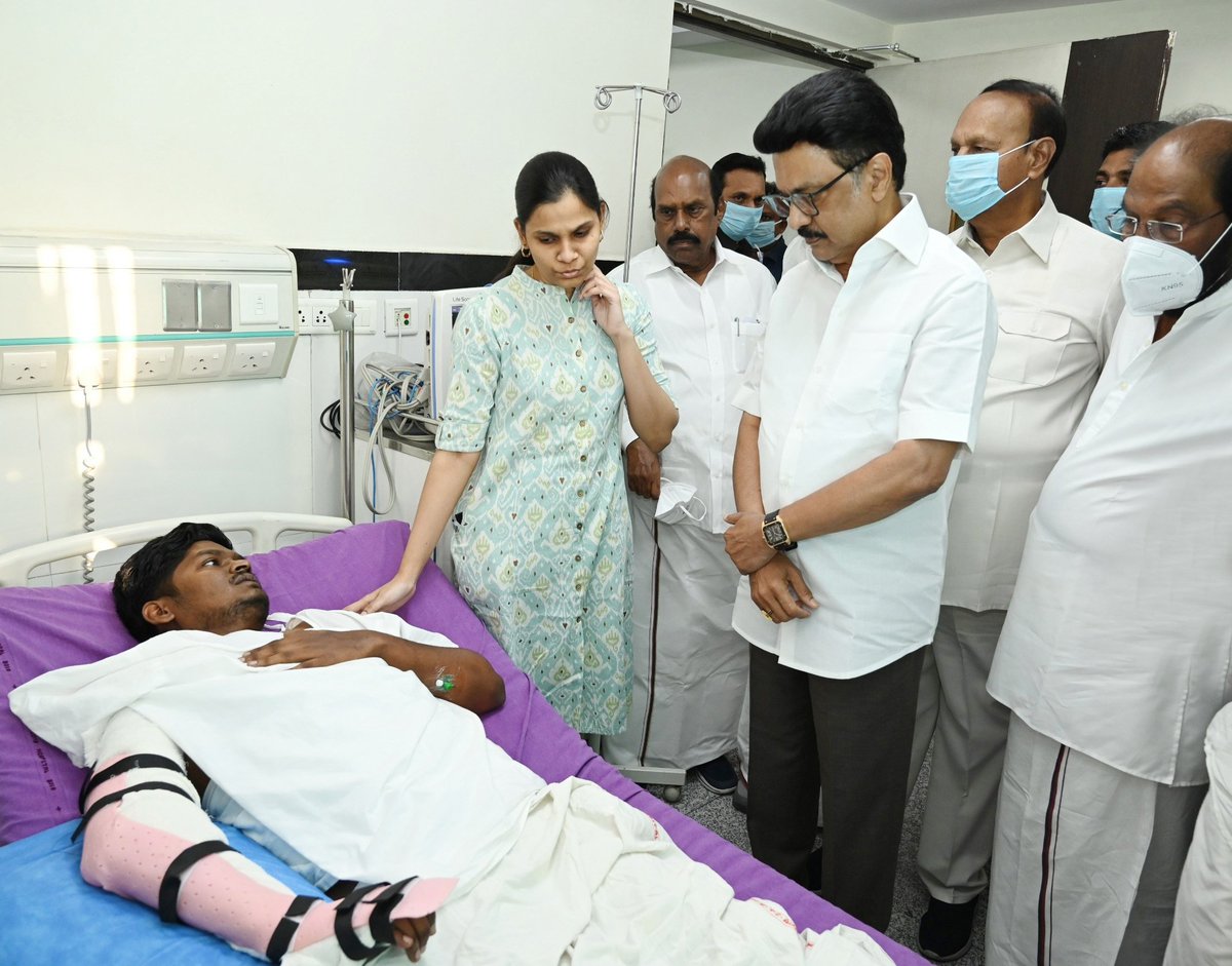 CMOTamilNadu (@cmotamilnadu) on Twitter photo ஜம்மு காஷ்மீர் மாநிலம் பெஹல்காம் பயங்கரவாத தாக்குதலில் பாதிக்கப்பட்டு புதுதில்லி எய்ம்ஸ் மருத்துவமனையில் சிகிச்சை பெற்று வரும் தமிழ்நாட்டைச் சேர்ந்த சுற்றுலாப் பயணி டாக்டர் பரமேஸ்வரன் அவர்களை மாண்புமிகு முதலமைச்சர் <a href="/mkstalin/">M.K.Stalin</a> அவர்கள் சந்தித்து உடல்நலம் விசாரித்தார். ஜம்மு காஷ்மீர் மாநிலம் பெஹல்காம் பயங்கரவாத தாக்குதலில் பாதிக்கப்பட்டு புதுதில்லி எய்ம்ஸ் மருத்துவமனையில் சிகிச்சை பெற்று வரும் தமிழ்நாட்டைச் சேர்ந்த சுற்றுலாப் பயணி டாக்டர் பரமேஸ்வரன் அவர்களை மாண்புமிகு முதலமைச்சர் <a href="/mkstalin/">M.K.Stalin</a> அவர்கள் சந்தித்து உடல்நலம் விசாரித்தார்.