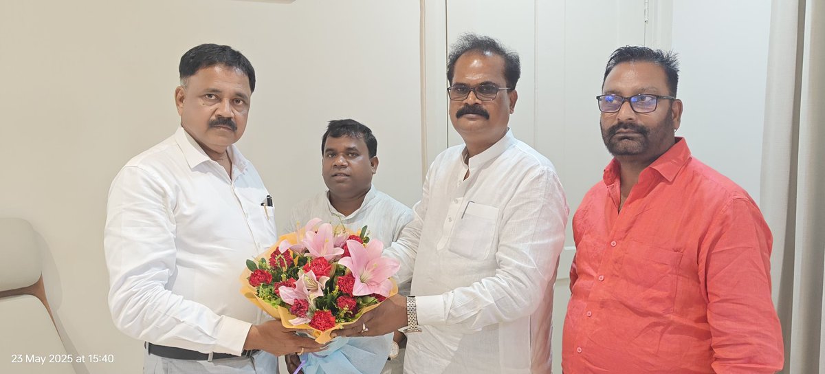आज रांची में झारखंड सरकार के नगर विकास मंत्री श्री सूदिव्य कुमार सोनू जी से शिष्टाचार मुलाकात हुई और उन्हें चास नगर निगम और फुसरो नगर परिषद की जन समस्याओं से अवगत कराया गया। इससे समस्याओं के समाधान के लिए सकारात्मक पहल की उम्मीद है।
<a href="/JmmJharkhand/">Jharkhand Mukti Morcha</a> 
<a href="/kumarsudivya/">Sudivya Kumar</a> 
<a href="/Bokaro_M_JMM/">झामुमो बोकारो महानगर</a>