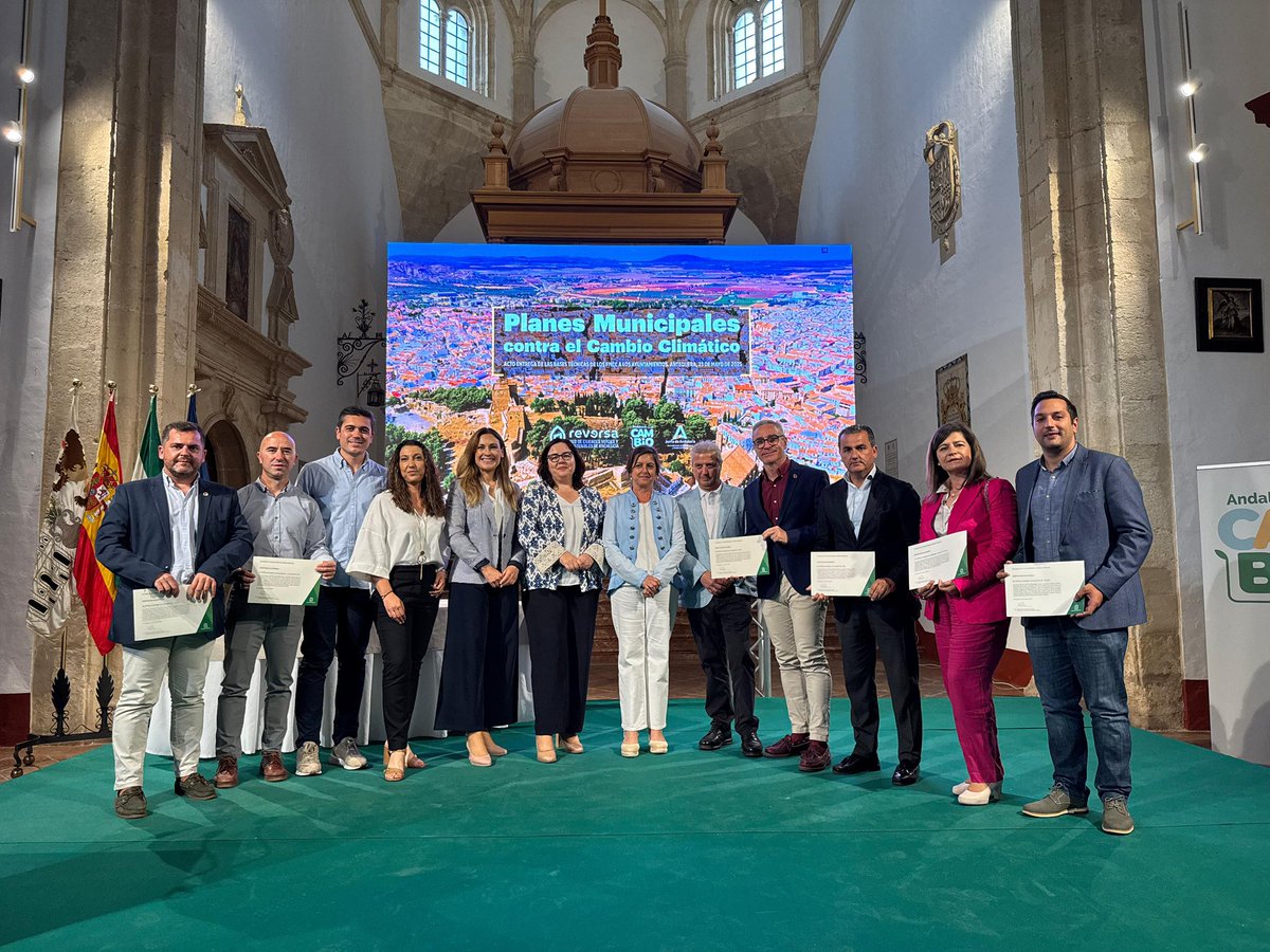 Hoy en #Antequera, nuestros alcaldes han recibido de manos de la consejera <a href="/LinaGarcia_AND/">Catalina García</a>, los Planes Municipales contra el Cambio Climático.

✅ Compromiso firme desde el municipalismo con un futuro sostenible y responsable.