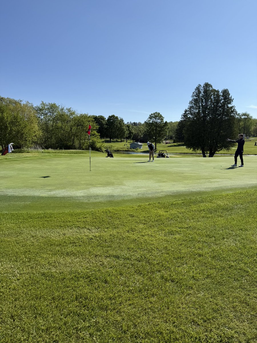 HUHS_BoysGolf's tweet image. Owen Kuepper birdies his second hole at the Green County Invite. Last regular season meet of his high school career.  #endingonahighnote