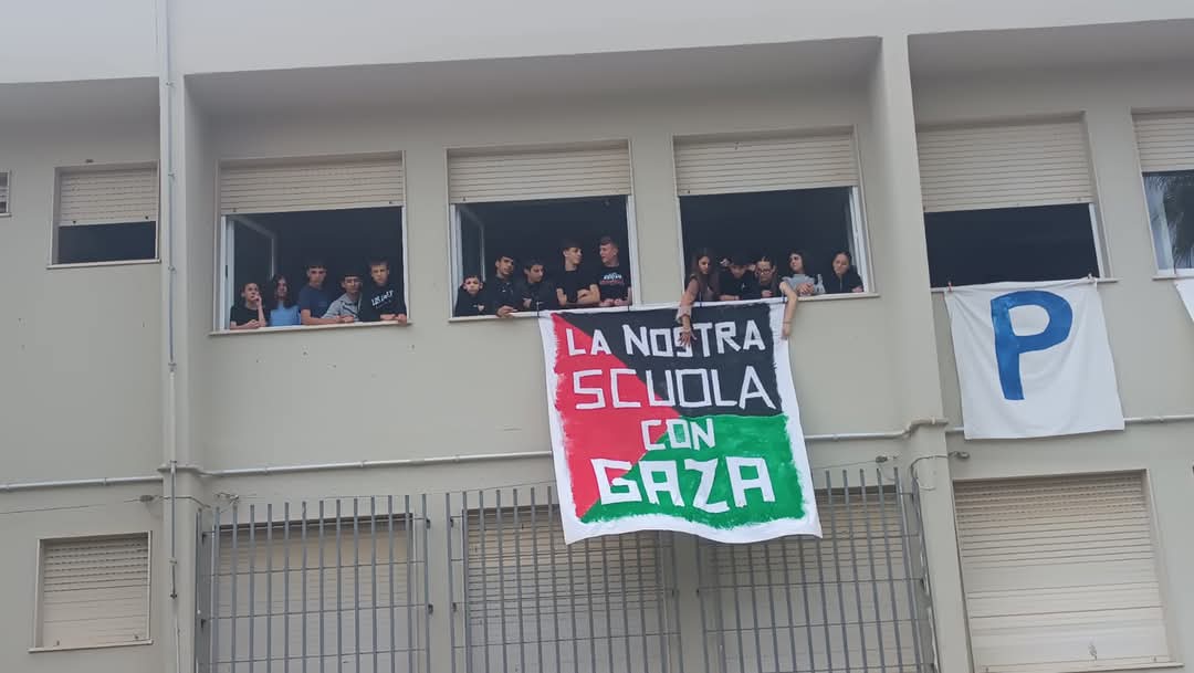loidomemau's tweet photo. "La Nostra SCUOLA Con Gaza" 
Gli alunni di Alghero. 
Grazie ❤️🇵🇸✌️ https://t.co/UlzQ3brjiG