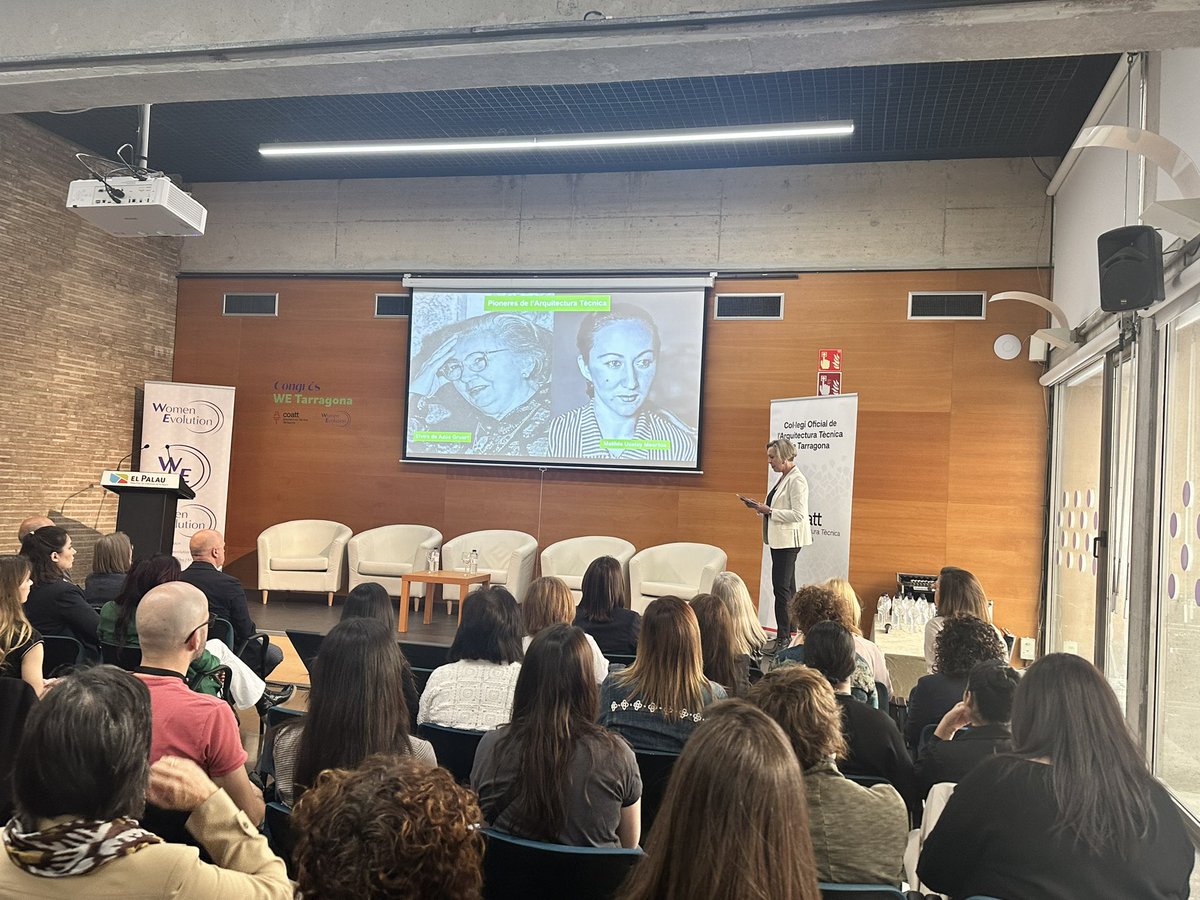 WomenBcn's tweet photo. 📣⭐️ Agraïm molt sincerament la fantàstica conducció de la periodista 
@laurasole_tv en el Congrés #WeTarragina organitzat per 
@coattarragona &amp; @WomenBcn per a fomentar i fer visible el #TalentFemení de l’#ArquitecturaTècnica en la #Construcció a #Tarragona
GRÀCIES de tot ❤️ https://t.co/IoSGjmP1XR
