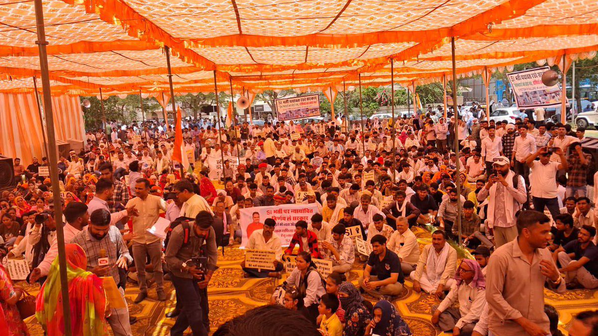 Si भर्ती यथावत रखो 
Si भर्ती को यथावत रखने के क्रम में चयनित उप निरीक्षकों के परिजनों का विशाल धरना प्रदर्शन 

<a href="/BhajanlalBjp/">Bhajanlal Sharma</a> जी इन परिजनों को आपसे बहुत उम्मीद है, आप निर्दोष और ईमानदारी से चयनित अभ्यर्थियों के साथ न्याय करोगे! 
#Si_भर्ती_यथावत_रखो <a href="/KumariDiya/">Diya Kumari</a> <a href="/RajCMO/">CMO Rajasthan</a>