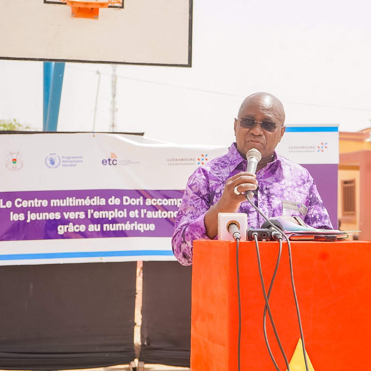 SoryOuane's tweet image. Hier, j'ai eu l'honneur de co-présider avec le Haut-Commissaire de la province du Seno, le lancement du Centre d’Apprentissage et Multimédia de Dori. Le fruit d’une belle synergie entre le PAM, les autorités locales et le Luxembourg, engagés pour un #Sahel résilient et connecté🇧🇫