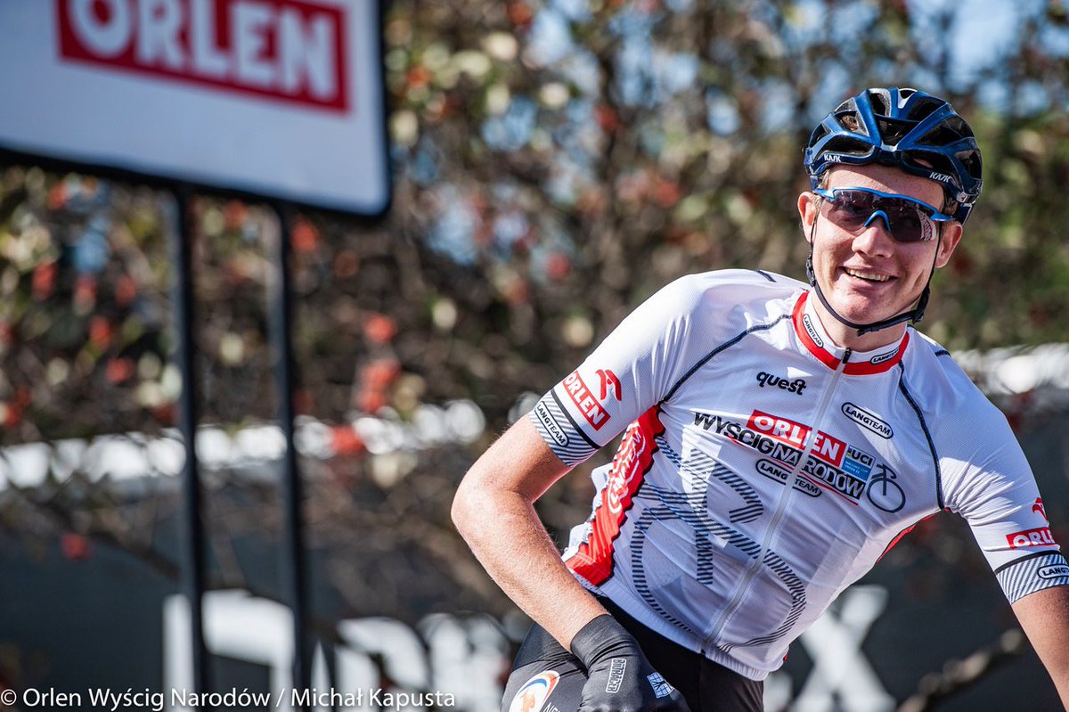 ORLEN Nations Grand Prix (@orlengrandprix) on Twitter photo W 2020 roku ORLEN Wyścig Narodów został zdominowany przez Holendrów, którzy zajęli pierwsze cztery pozycje. Zwyciężył dobrze znany kibicom Olav Kooij, a na 3. miejscu uplasował się Daan Hoole. Holender we wtorek triumfował na etapie indywidualnej jazdy na czas w Giro d’Italia! W 2020 roku ORLEN Wyścig Narodów został zdominowany przez Holendrów, którzy zajęli pierwsze cztery pozycje. Zwyciężył dobrze znany kibicom Olav Kooij, a na 3. miejscu uplasował się Daan Hoole. Holender we wtorek triumfował na etapie indywidualnej jazdy na czas w Giro d’Italia!