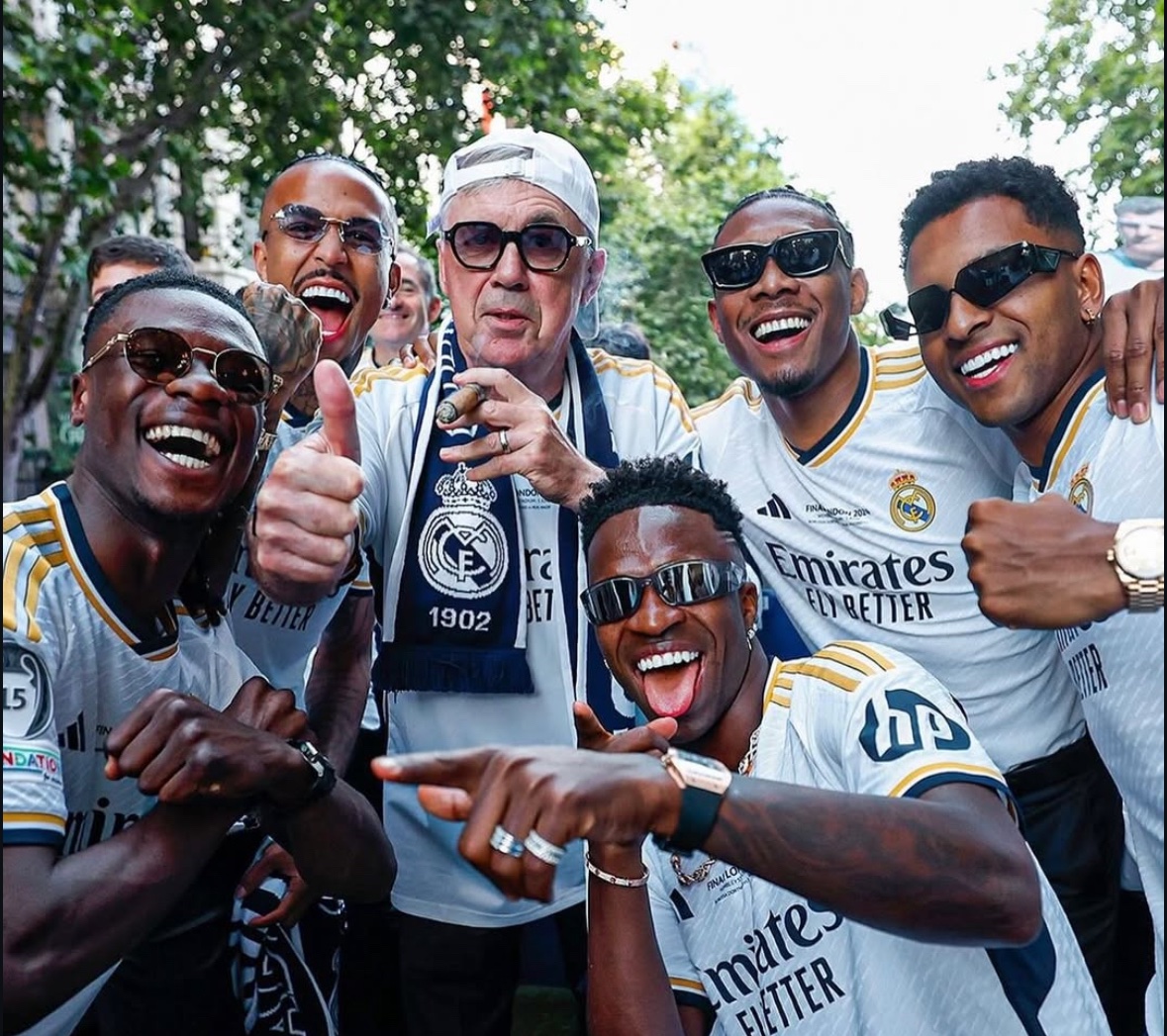 ActuFoot_'s tweet photo. 𝗩𝗜𝗡𝗜𝗖𝗜𝗨𝗦 🇧🇷 𝗔 𝗨𝗡 𝗠𝗘𝗦𝗦𝗔𝗚𝗘 𝗧𝗢𝗨𝗖𝗛𝗔𝗡𝗧 𝗣𝗢𝗨𝗥 𝗖𝗔𝗥𝗟𝗢 𝗔𝗡𝗖𝗘𝗟𝗢𝗧𝗧𝗜 🇮🇹 : 
 
« Lettre ouverte à Carlo Ancelotti : Merci, mister. Pour tout. 𝗧𝗨 𝗘𝗦 𝗟𝗘 𝗠𝗘𝗜𝗟𝗟𝗘𝗨𝗥.

Depuis ton arrivée à Madrid, ma vie a changé, en tant que joueur et en tant que personne. Tu m’as donné de la confiance, tu m’as fait grandir et tu as été à mes côtés à chaque instant, sur le terrain comme en dehors.

Nous avons gagné deux Ligues des champions, deux championnats et beaucoup d’autres titres… mais ce que je valorise le plus, 𝗰’𝗲𝘀𝘁 𝗹𝗮 𝗺𝗮𝗻𝗶𝗲̀𝗿𝗲 𝗱𝗼𝗻𝘁 𝘁𝘂 𝗺’𝗮𝘀 𝘁𝗿𝗮𝗶𝘁𝗲́, 𝘁𝗼𝗻 𝗵𝘂𝗺𝗶𝗹𝗶𝘁𝗲́ 𝗲𝘁 𝘁𝗮 𝗳𝗮𝗰̧𝗼𝗻 𝗱𝗲 𝗴𝗲́𝗿𝗲𝗿 𝘁𝗼𝘂𝘁𝗲𝘀 𝗰𝗲𝘀 𝗮𝗻𝗻𝗲́𝗲𝘀. 𝗡𝗼𝘂𝘀 𝗮𝘃𝗼𝗻𝘀 𝗰𝗼𝗻𝘀𝘁𝗿𝘂𝗶𝘁 𝗯𝗶𝗲𝗻 𝗽𝗹𝘂𝘀 𝗾𝘂𝗲 𝗱𝘂 𝗳𝗼𝗼𝘁𝗯𝗮𝗹𝗹. 𝗧𝘂 𝗺’𝗮𝘀 𝘁𝗼𝘂𝗷𝗼𝘂𝗿𝘀 𝗱𝗲́𝗳𝗲𝗻𝗱𝘂 𝗲𝘁 𝗽𝗿𝗼𝘁𝗲́𝗴𝗲́ 𝗾𝘂𝗮𝗻𝗱 𝗷’𝗲𝗻 𝗮𝘃𝗮𝗶𝘀 𝗹𝗲 𝗽𝗹𝘂𝘀 𝗯𝗲𝘀𝗼𝗶𝗻.

Aujourd’hui, il est difficile de dire au revoir. Tu vas manquer au vestiaire du Real Madrid. Tu vas me manquer. Mais en même temps, je suis heureux de savoir que nous avons déjà une date pour nos retrouvailles : cette fois, en portant ensemble le maillot de la sélection brésilienne. C’est le destin. 𝗝𝗲 𝘁’𝗮𝘁𝘁𝗲𝗻𝗱𝘀 𝗮𝘂 𝗕𝗥𝗘́𝗦𝗜𝗟.

Avec affection,
Vini Jr. » 🥹🤍

📲 IG